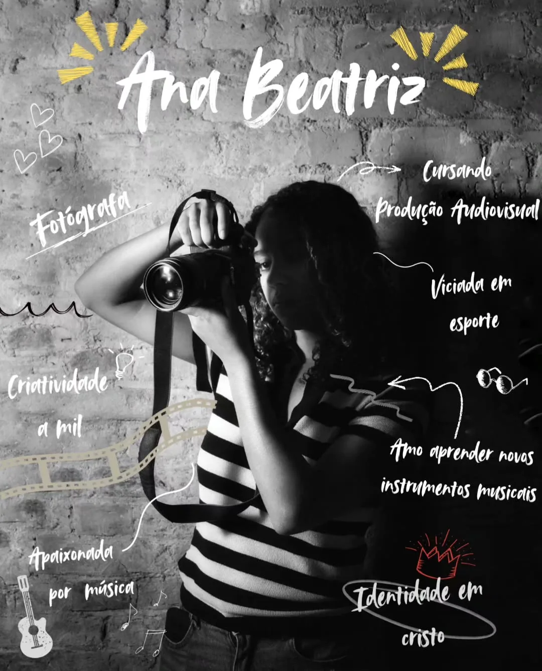 Arte de apresentação: Ana Beatriz fotografa com uma câmera, de blusa listrada, diante de uma parede de tijolos, cercada por anotações à mão sobre ela.
